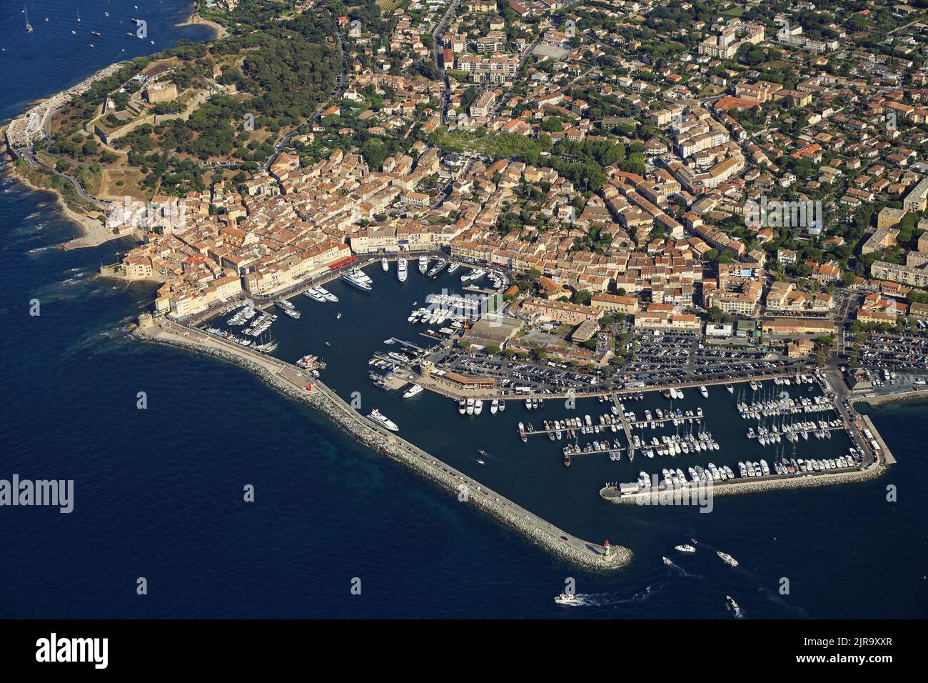 Saint-Tropez, im Département Var (Südostfrankreich): Luftaufnahme des noblen Badeortes auf der gleichnamigen Halbinsel und seinem Yachthafen Stockfoto