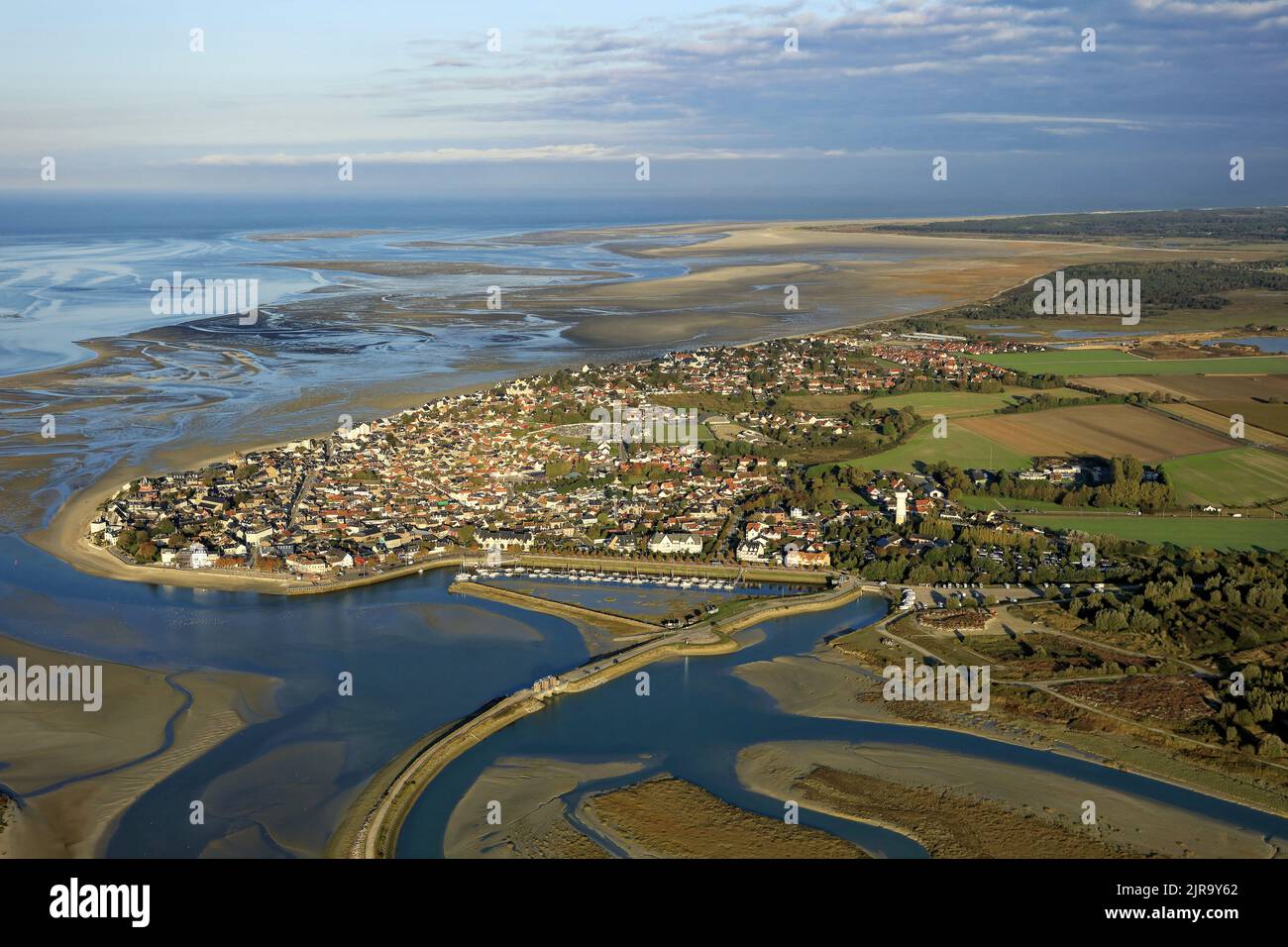 Le Crotoy (Nordfrankreich): Luftaufnahme des Badeortes im Herbst, mit dem Hafen und der Somme-Bucht in der Ferne, durch den Ärmelkanal Stockfoto