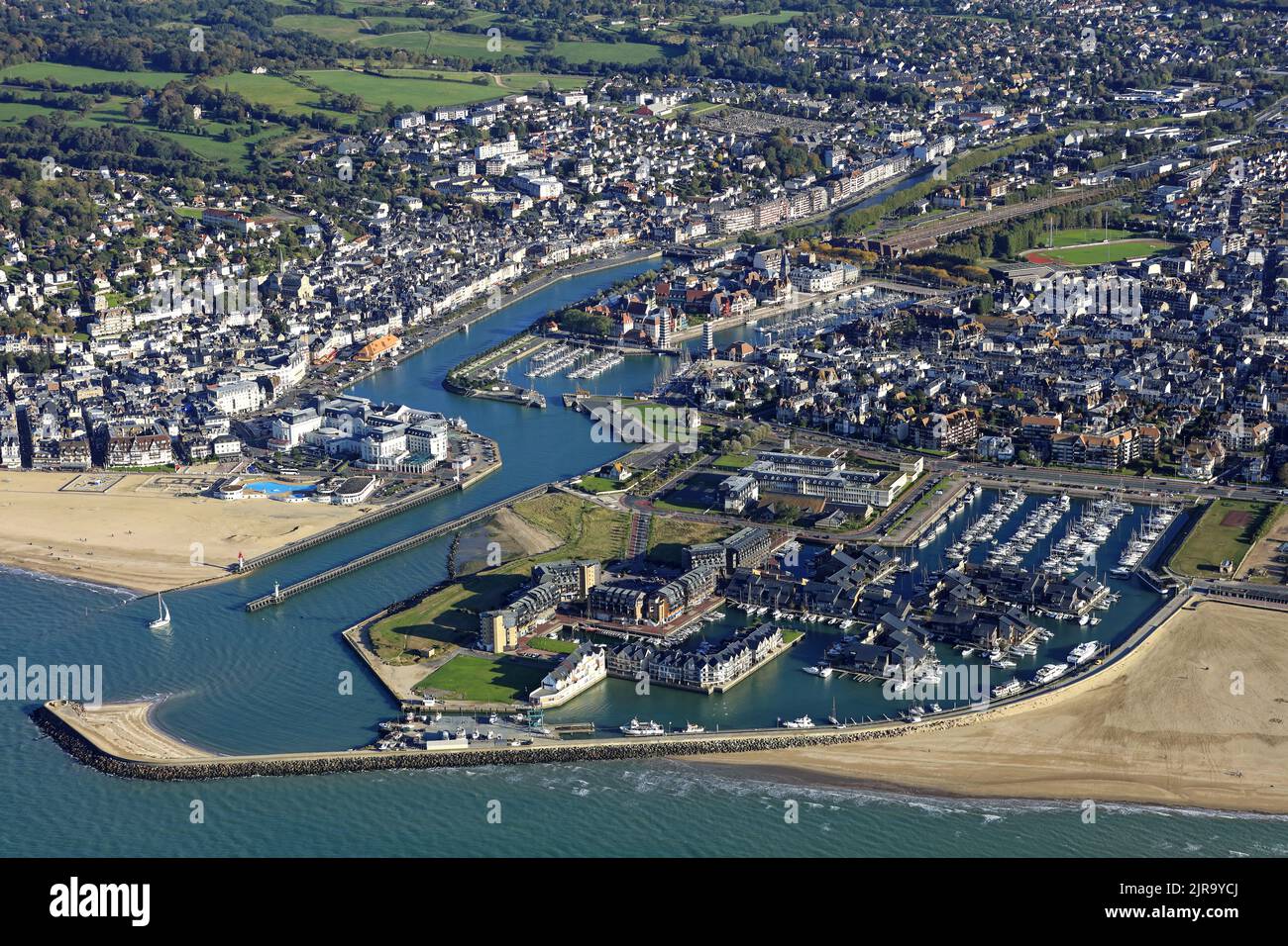 Deauville (Nordwestfrankreich): Luftaufnahme des Badeortes entlang der cote fleurie, einem Abschnitt der Küste der Unteren Normandie, der Touques-Mündung Stockfoto