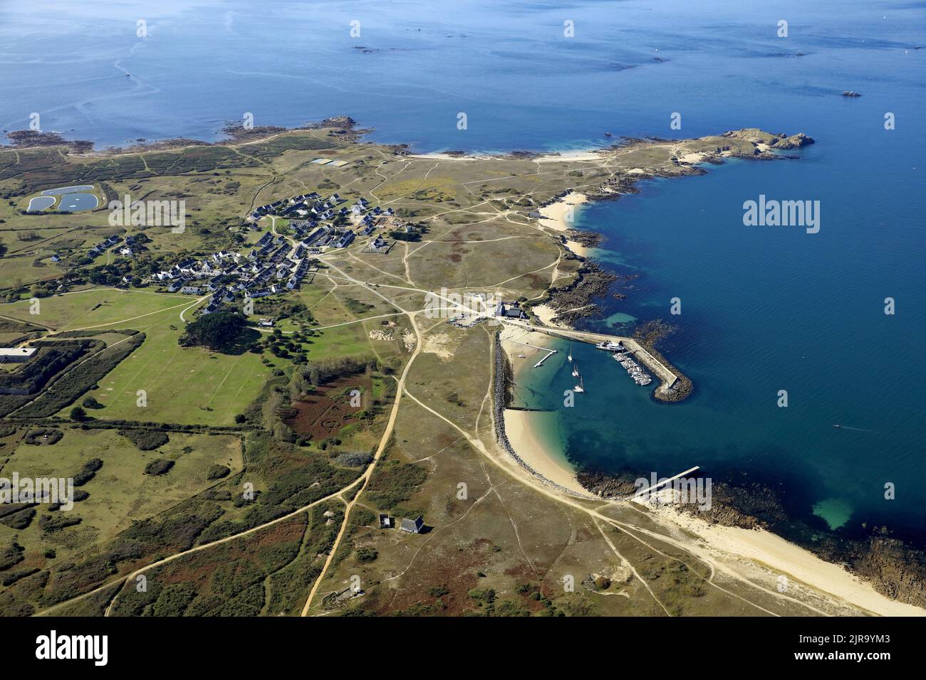 Insel „Ile Hoedic“ (Bretagne, Nordwestfrankreich): Luftaufnahme des Yachthafens von Arhol, nördlich der Insel Stockfoto