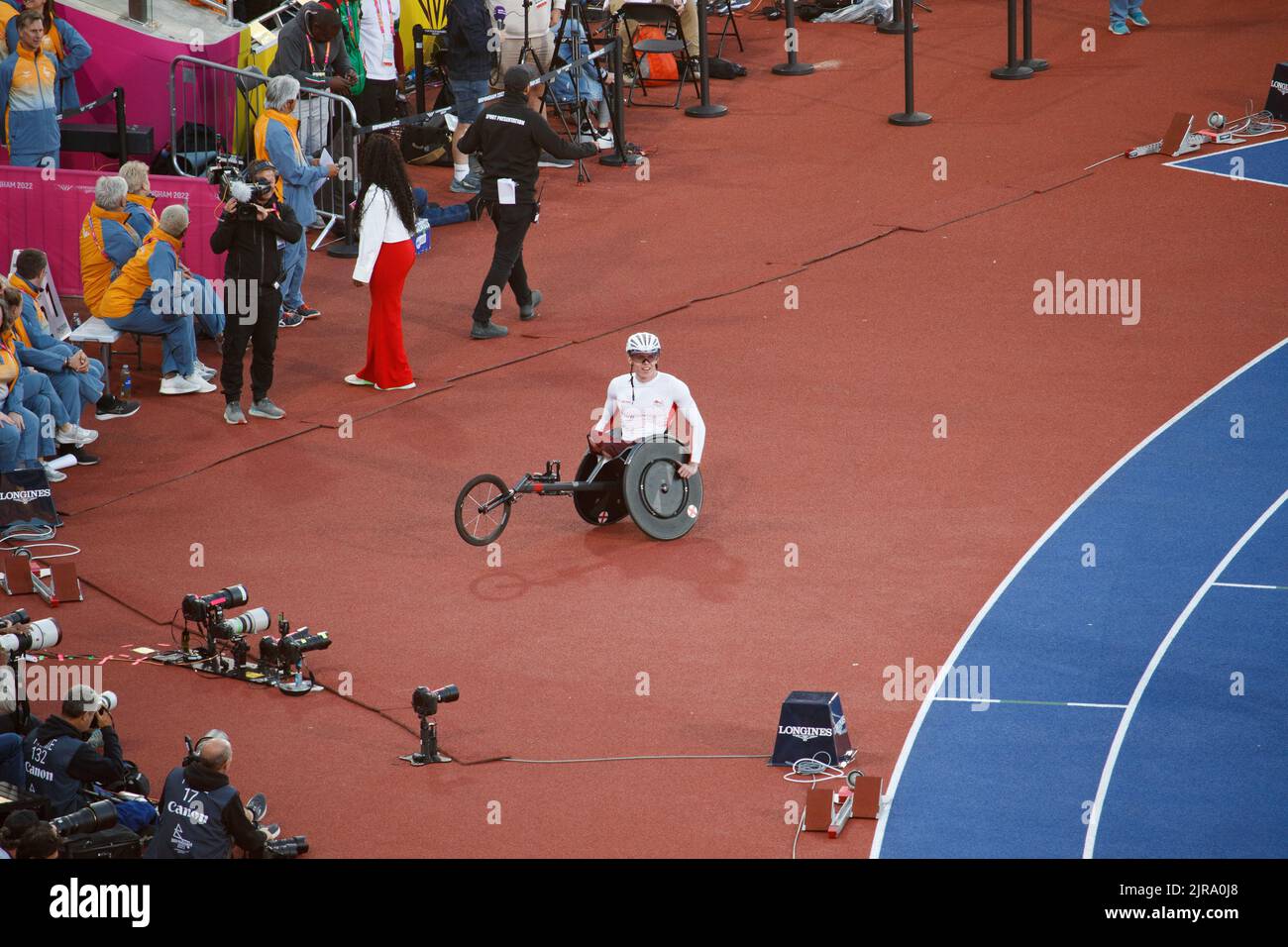 Aktion der Commonwealth Games von Birmingham im Alexander-Sportstadion am Abend des 5.. August 2022. Bild zeigt die Veranstaltung der Herren T53/54 1500m. Goldmedaillengewinnerin Nathan Maguire (weißer Helm) nach dem Sieg. Stockfoto