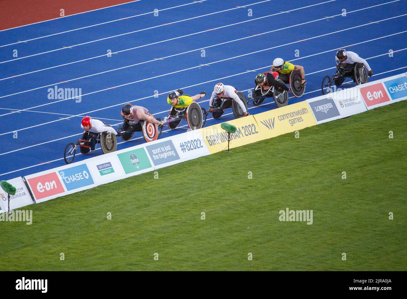 Aktion der Commonwealth Games von Birmingham im Alexander-Sportstadion am Abend des 5.. August 2022. Bild zeigt die Veranstaltung der Herren T53/54 1500m. Goldmedaillengewinnerin Nathan Maguire (weißer Helm), Silbermedaillengewinnerin Jonathan Daniel Sidbury (roter Helm) Stockfoto