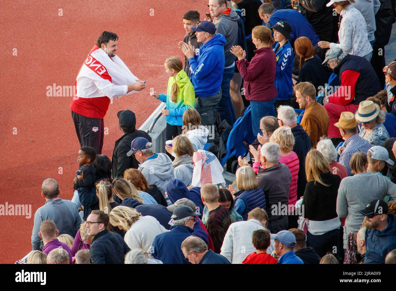 Aktion der Commonwealth Games von Birmingham im Alexander-Sportstadion am Abend des 5.. August 2022. Das Bild zeigt den englischen Athleten Scott Lincoln, der mit Zuschauern feiert, nachdem er eine Bronzemedaille im Kugelschuss der Männer gewonnen hatte. Stockfoto