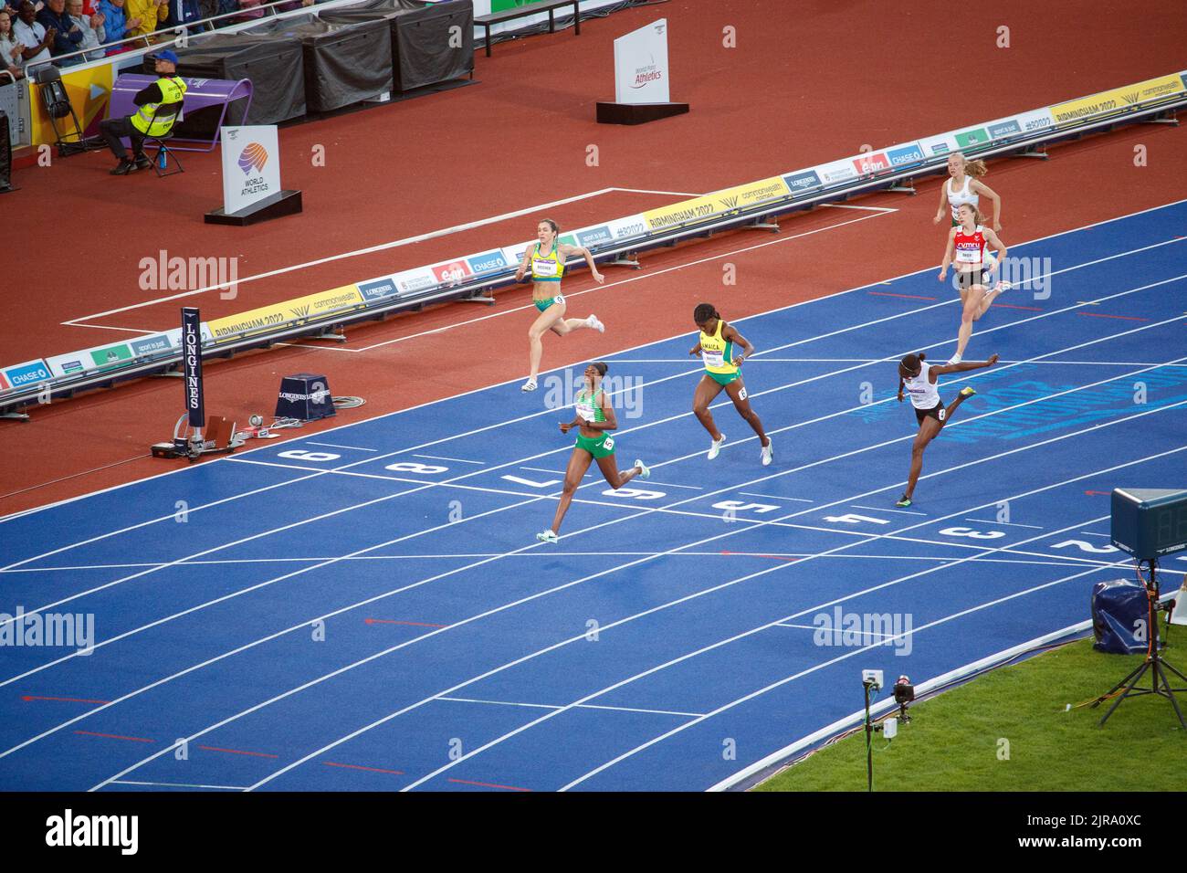 Aktion der Commonwealth Games von Birmingham im Alexander-Sportstadion am Abend des 5.. August 2022. Das Bild zeigt die Ziellinie für eines der Halbfinals der Frauen 400m. Stockfoto