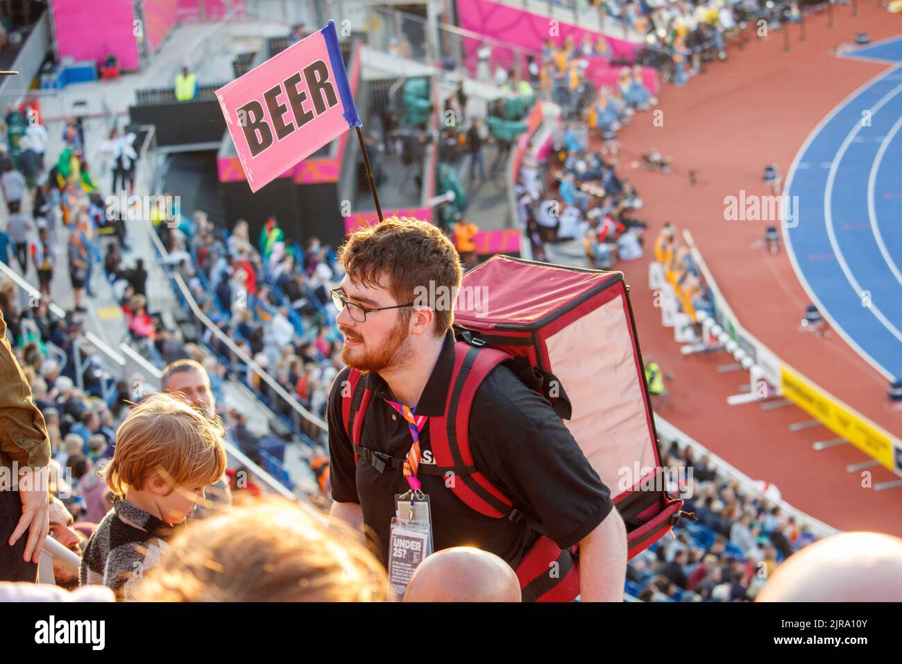 Aktion der Commonwealth Games von Birmingham im Alexander-Sportstadion am Abend des 5.. August 2022. Abgebildet ist ein Bierverkäufer an den Ständen der Commonwealth Games. Stockfoto