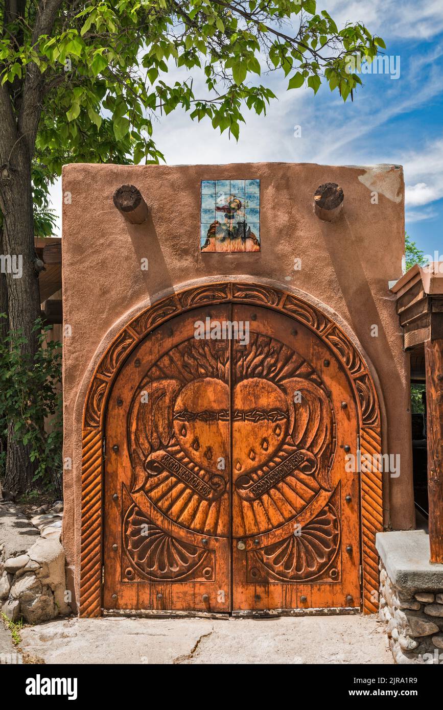 Holztür im Cenacle der Indianer von Chimayo, El Santuario de Chimayo, National Historic Landmark, Chimayo, New Mexico, USA Stockfoto