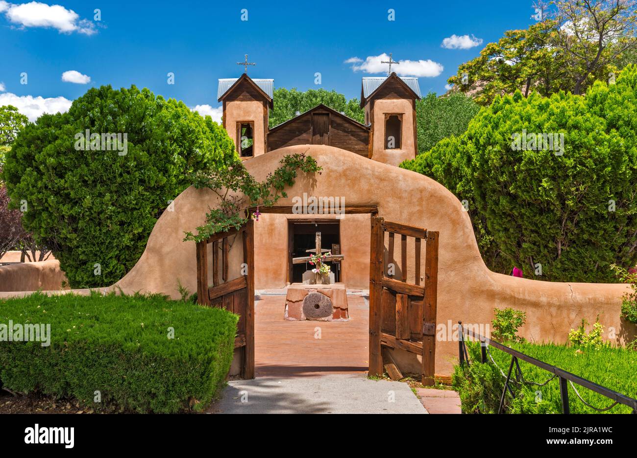Eingang zur Kirche, El Santuario de Chimayo, National Historic Landmark, Chimayo, New Mexico, USA Stockfoto