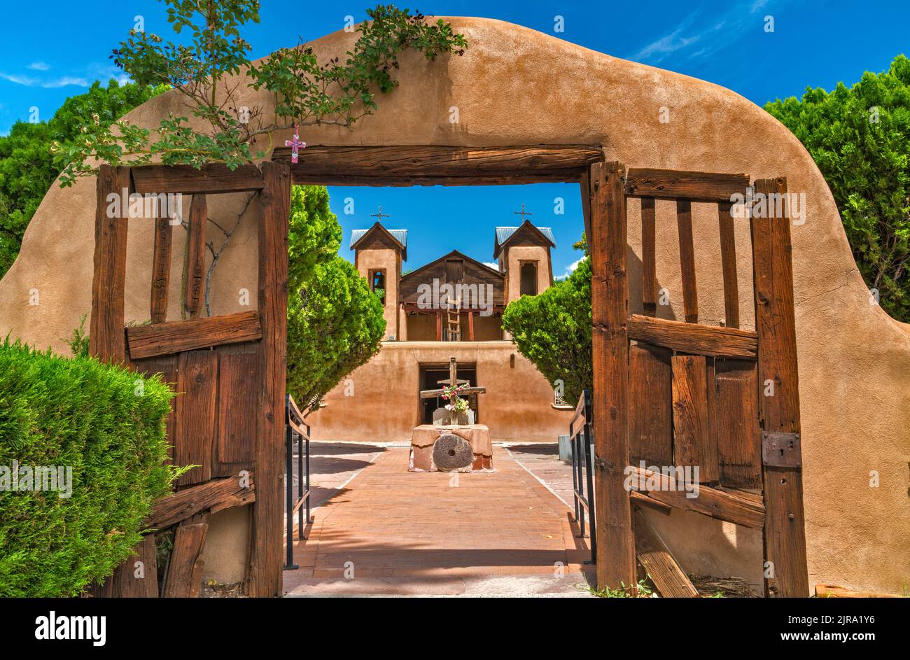 Eingang zur Kirche, El Santuario de Chimayo, National Historic Landmark, Chimayo, New Mexico, USA Stockfoto