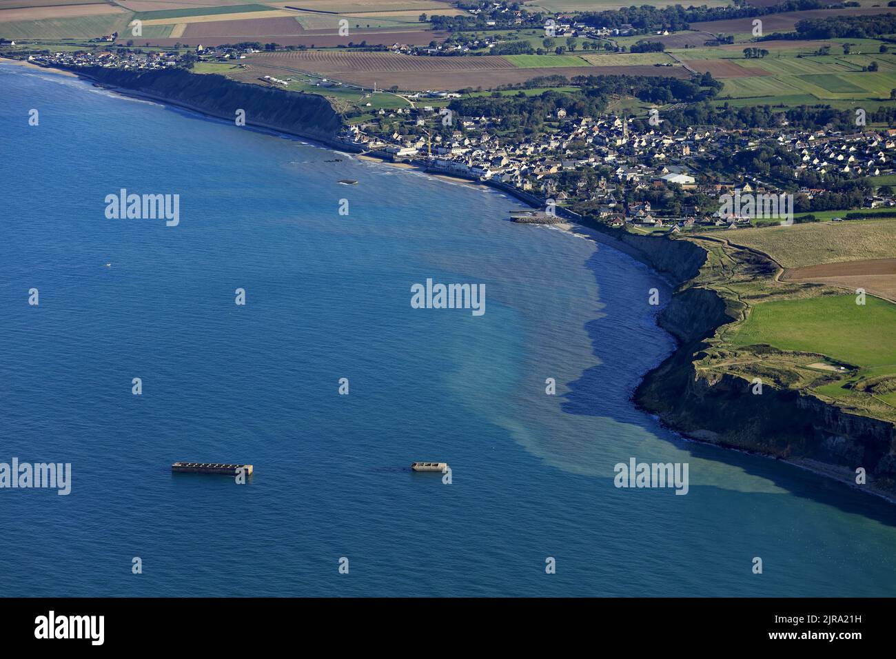 Arromanches (Normandie, Nordwestfrankreich): Luftaufnahme des Badeortes und der D-Day Strände, mit Überresten der Phoenix Wellenbrecher, ein Satz Stockfoto
