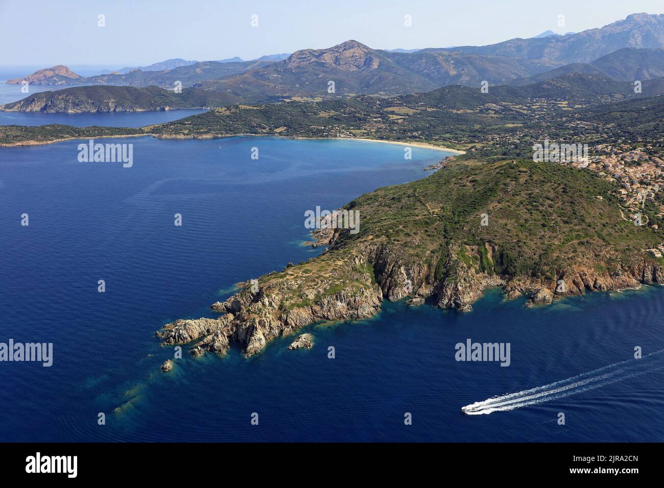 Corse-du-Sud (Südkorsika), Cargese: Luftaufnahme des Dorfes an der Westküste der Insel, an der Punta di Cargese. Im Hintergrund die Stockfoto