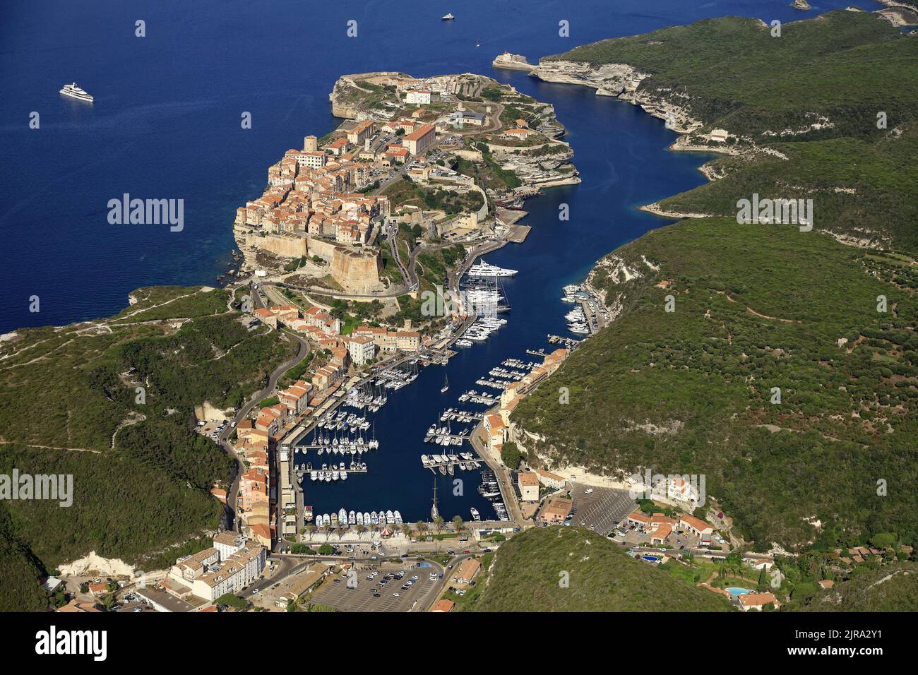 Südkorsika, Departement Corse-du-sud, Bonifacio: Luftaufnahme der Zitadelle, des Yachthafens und des Handelshafens Stockfoto