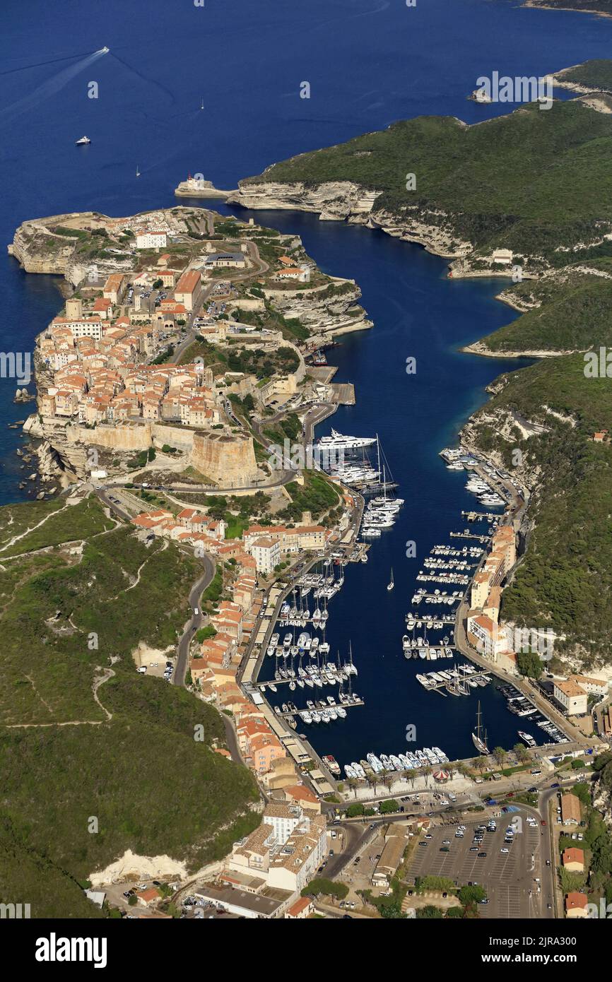 Südkorsika, Departement Corse-du-sud, Bonifacio: Luftaufnahme der Zitadelle, des Yachthafens und des Handelshafens Stockfoto