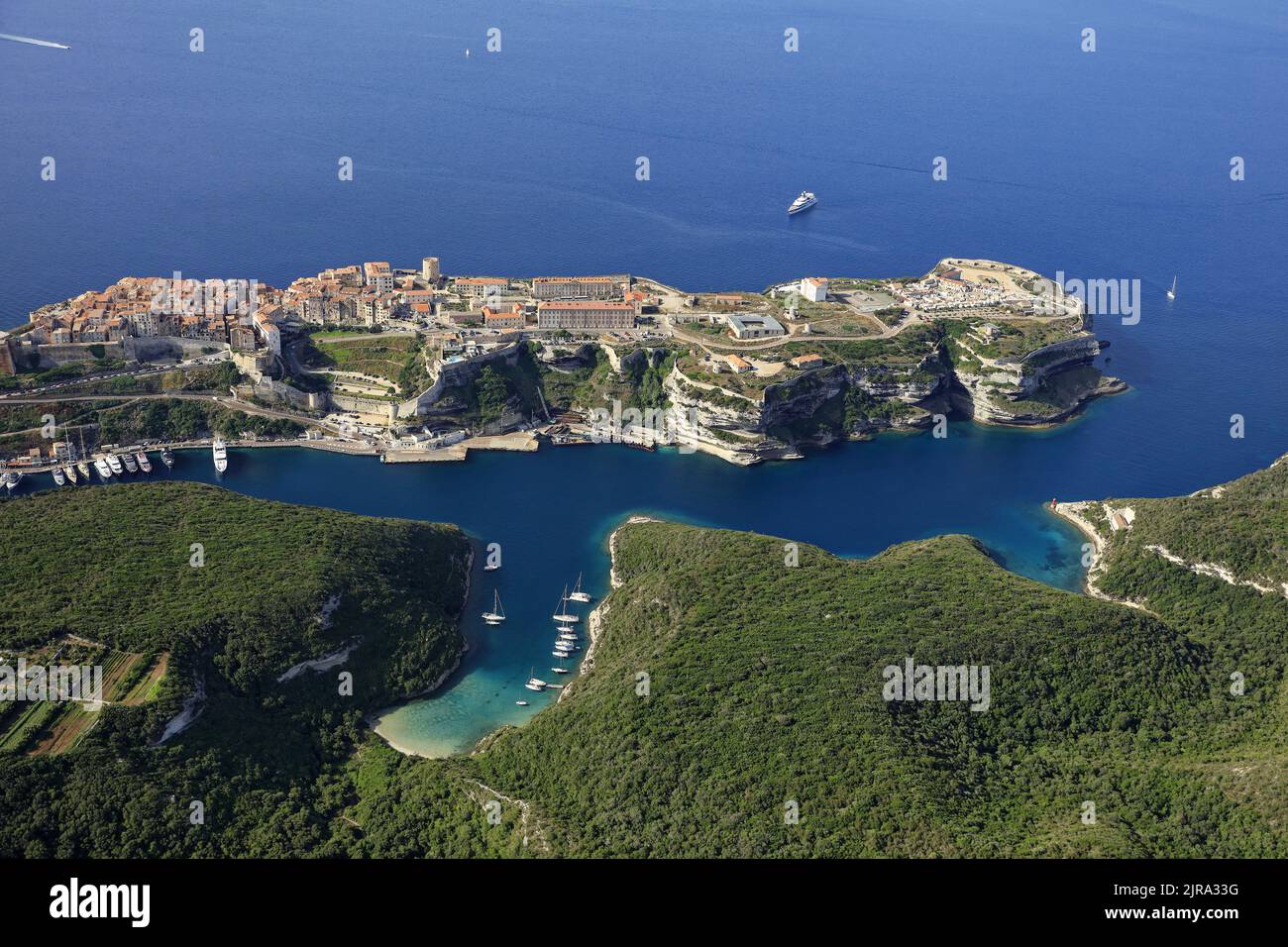 Südkorsika, Departement Corse-du-sud, Bonifacio: Luftaufnahme der Zitadelle, des Yachthafens und des Handelshafens Stockfoto