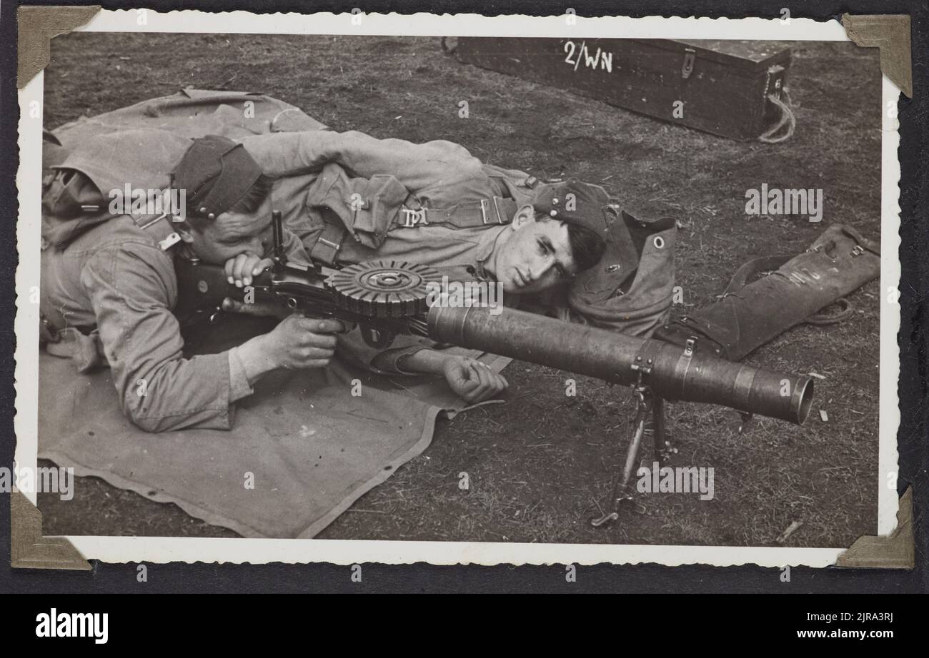 [Zwei Soldaten üben mit einer Lewis-Waffe], 1938-1939, Hersteller unbekannt. Stockfoto