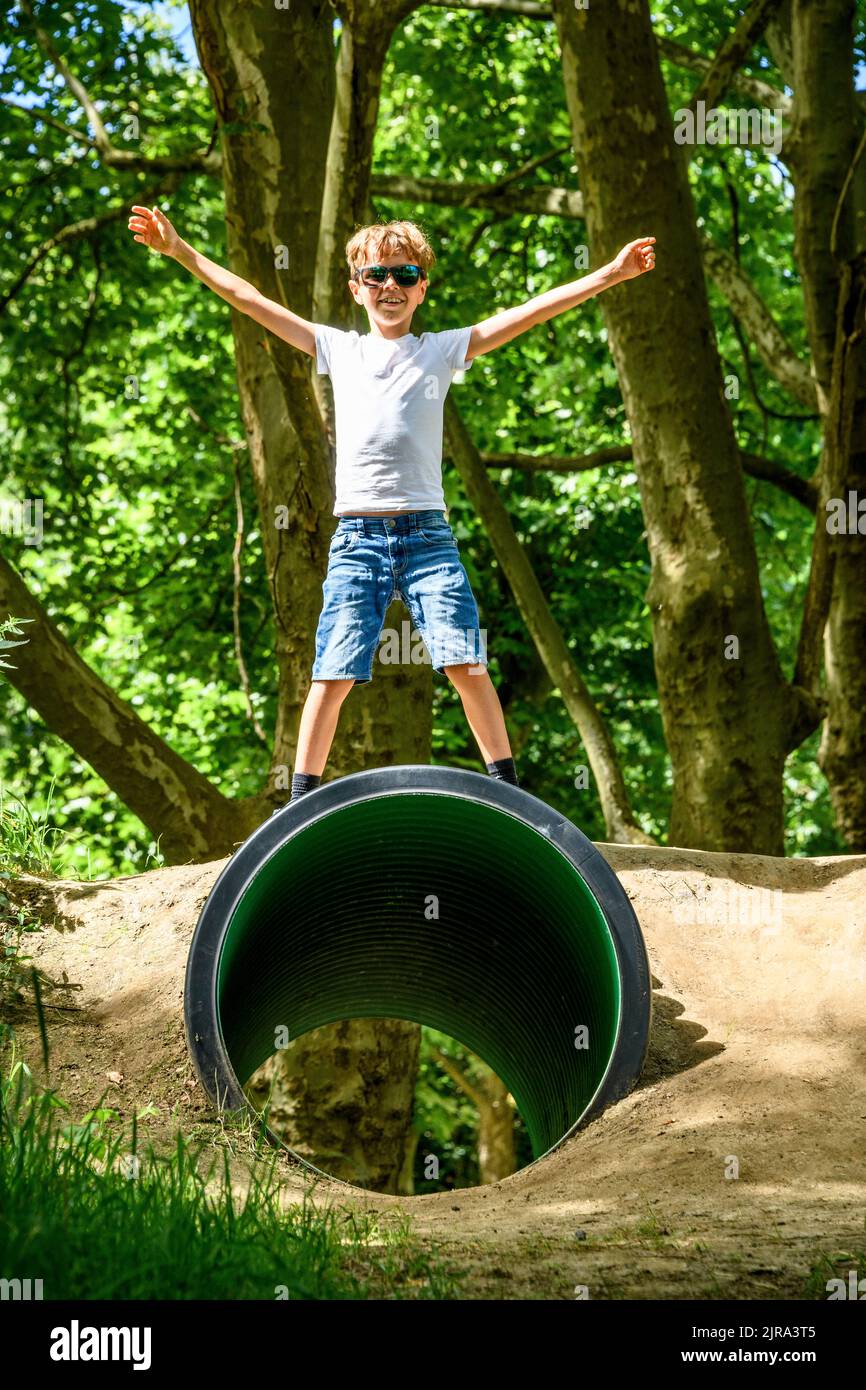 Glücklich auf dem Spielplatz Stockfoto