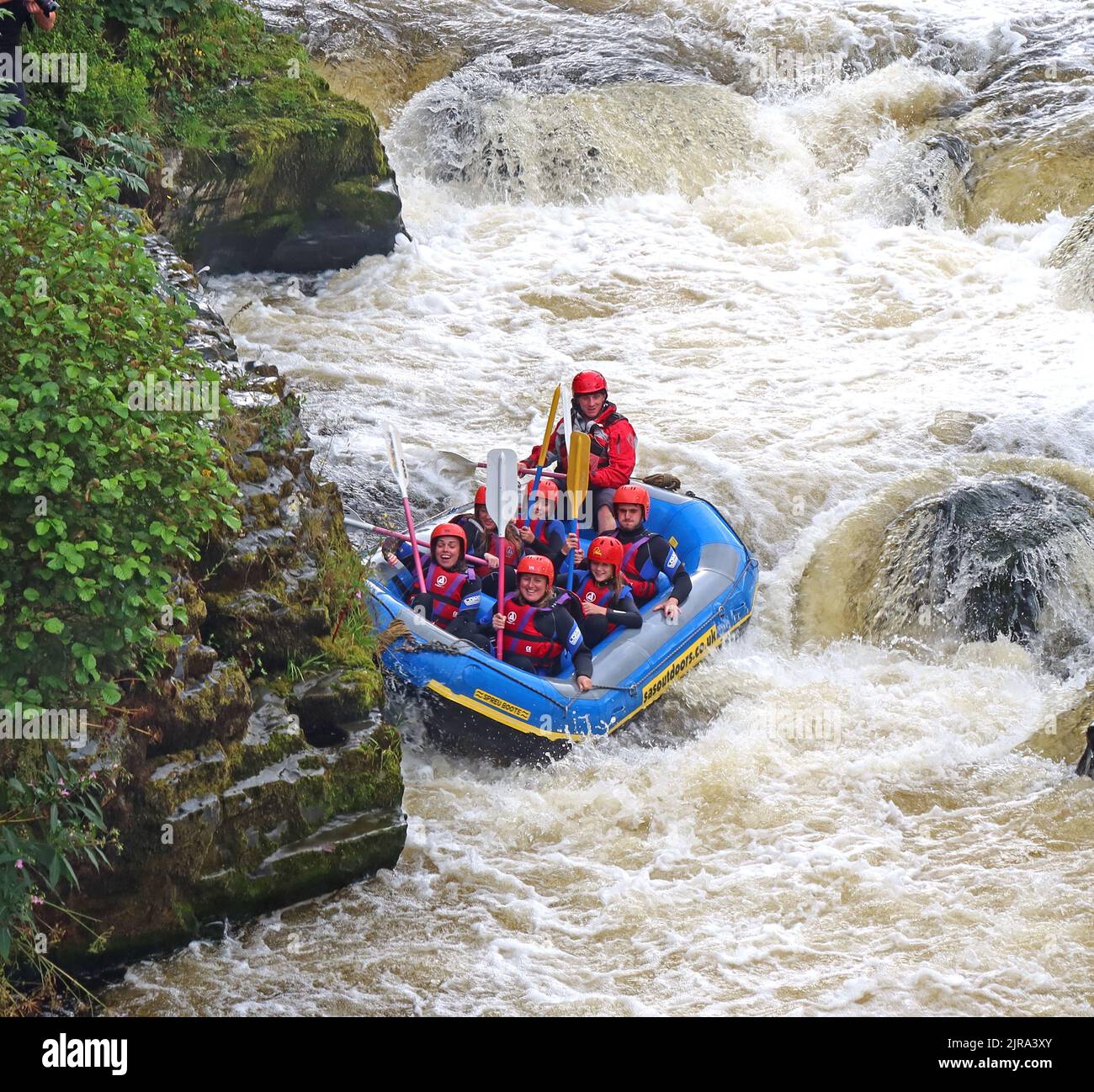 Wildwasser-Rafting auf dem Fluss Dee in Llangollen, Denbighshire, North Wales, Großbritannien Stockfoto