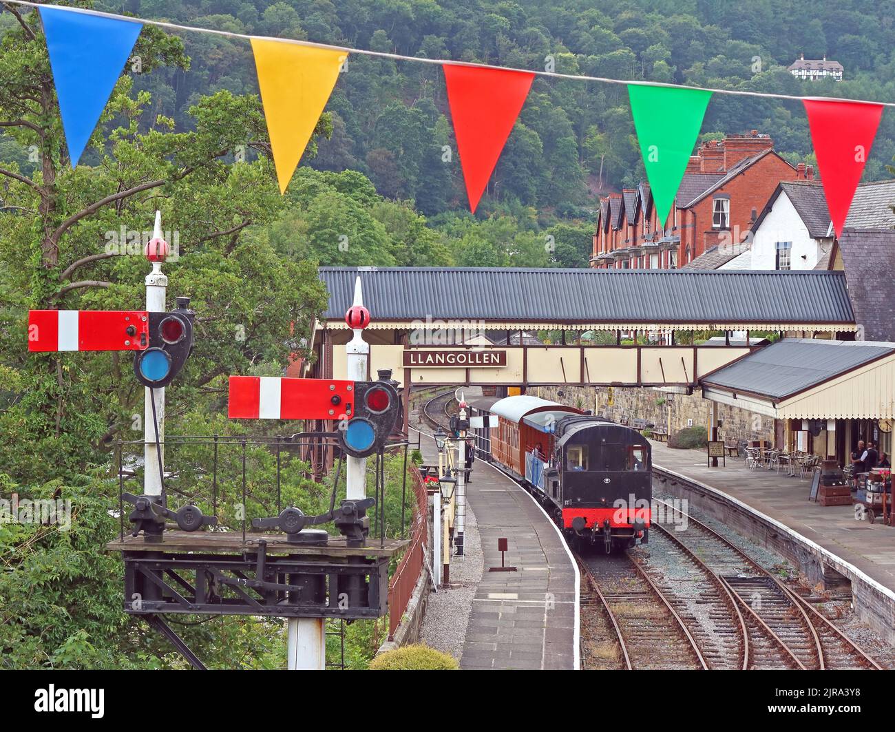 Bunting Over Llangollen Conserved Railway Station, Signals, Denbighshire, North Wales, Vereinigtes Königreich, LL20 8SN Stockfoto
