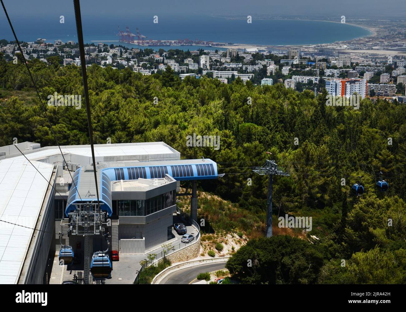 Malerische Aussicht auf Haifa von der Rachbalit Gondelbahn in Haifa, Israel. Stockfoto