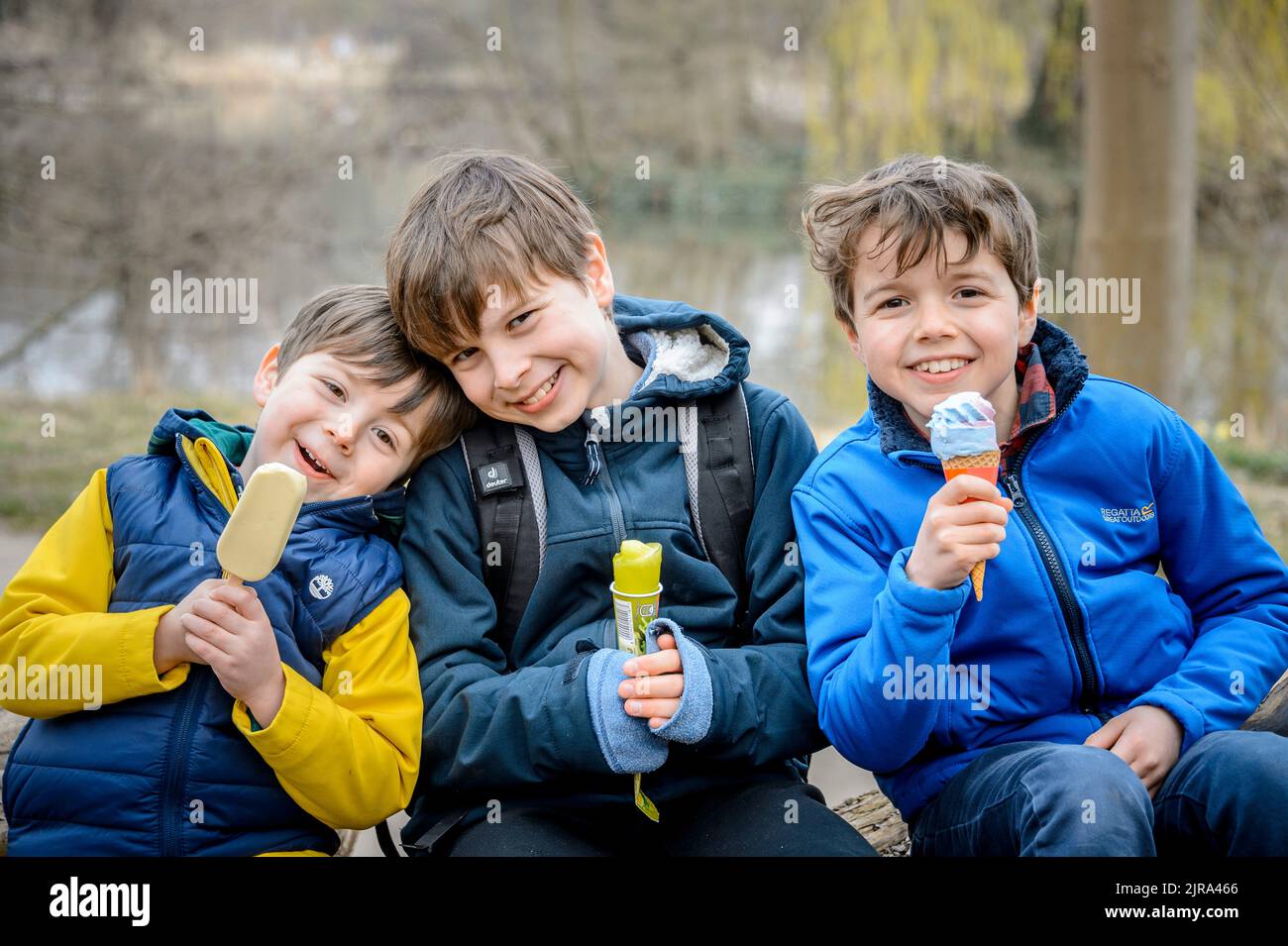 Glückliche Jungs essen Eis Stockfoto