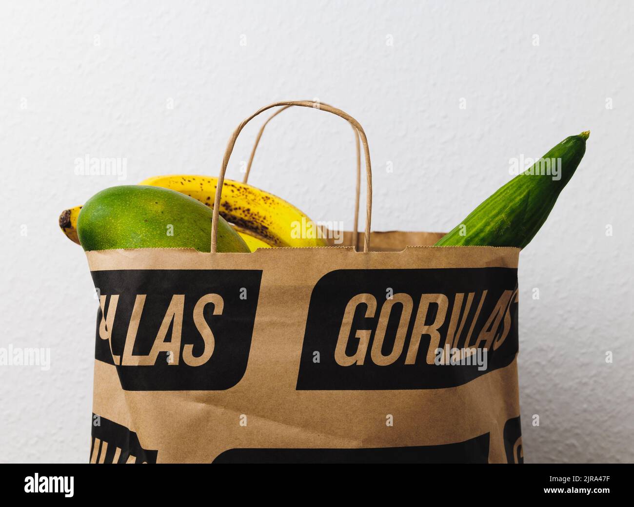 Der Gorillas-Lieferservice mit einer ganzen Tüte frischer Lebensmittel Stockfoto