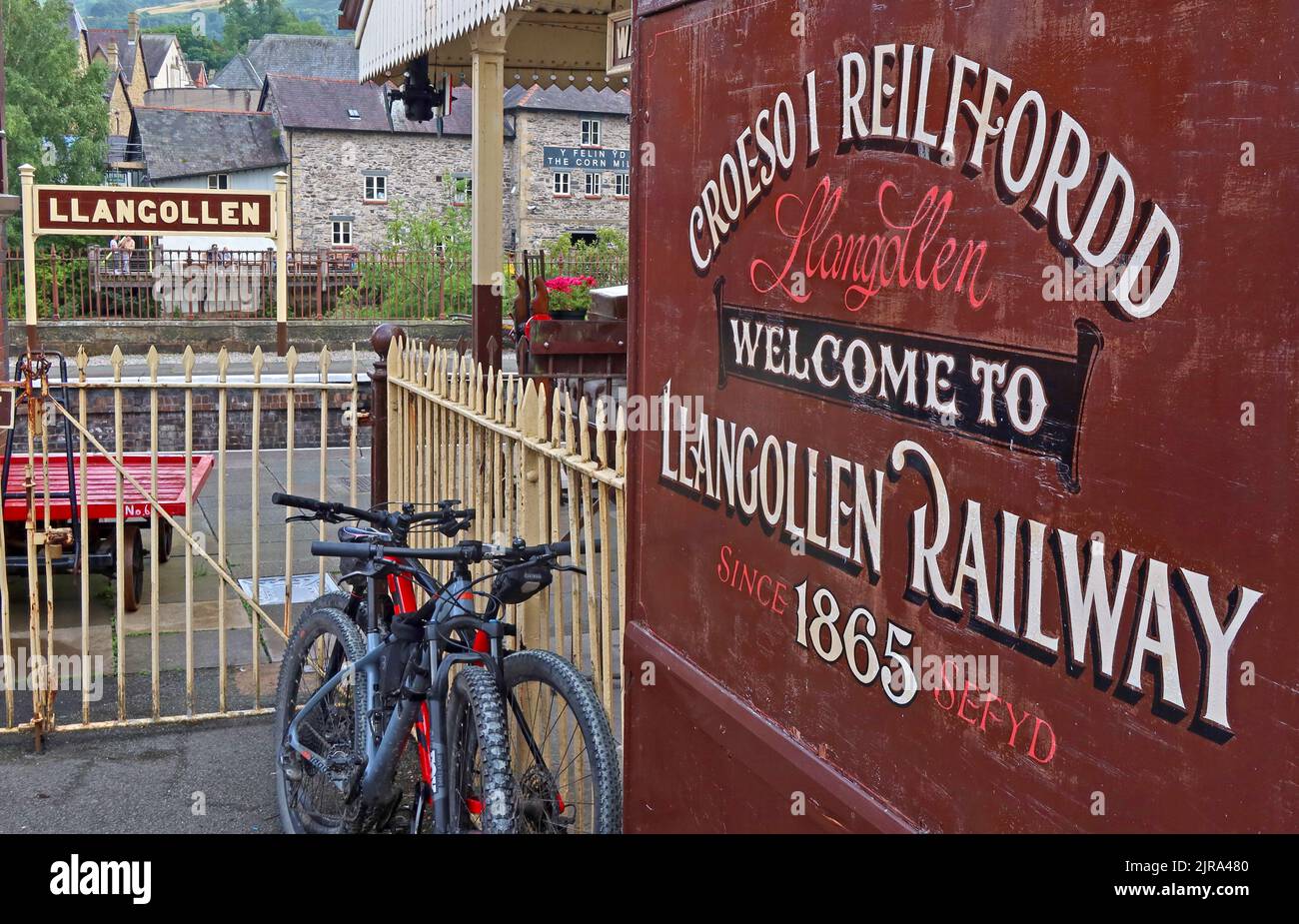 Croeso I Reilffordd Llangollen Railway, seit 1865 Schild, Denbighshire, North Wales, Großbritannien Stockfoto