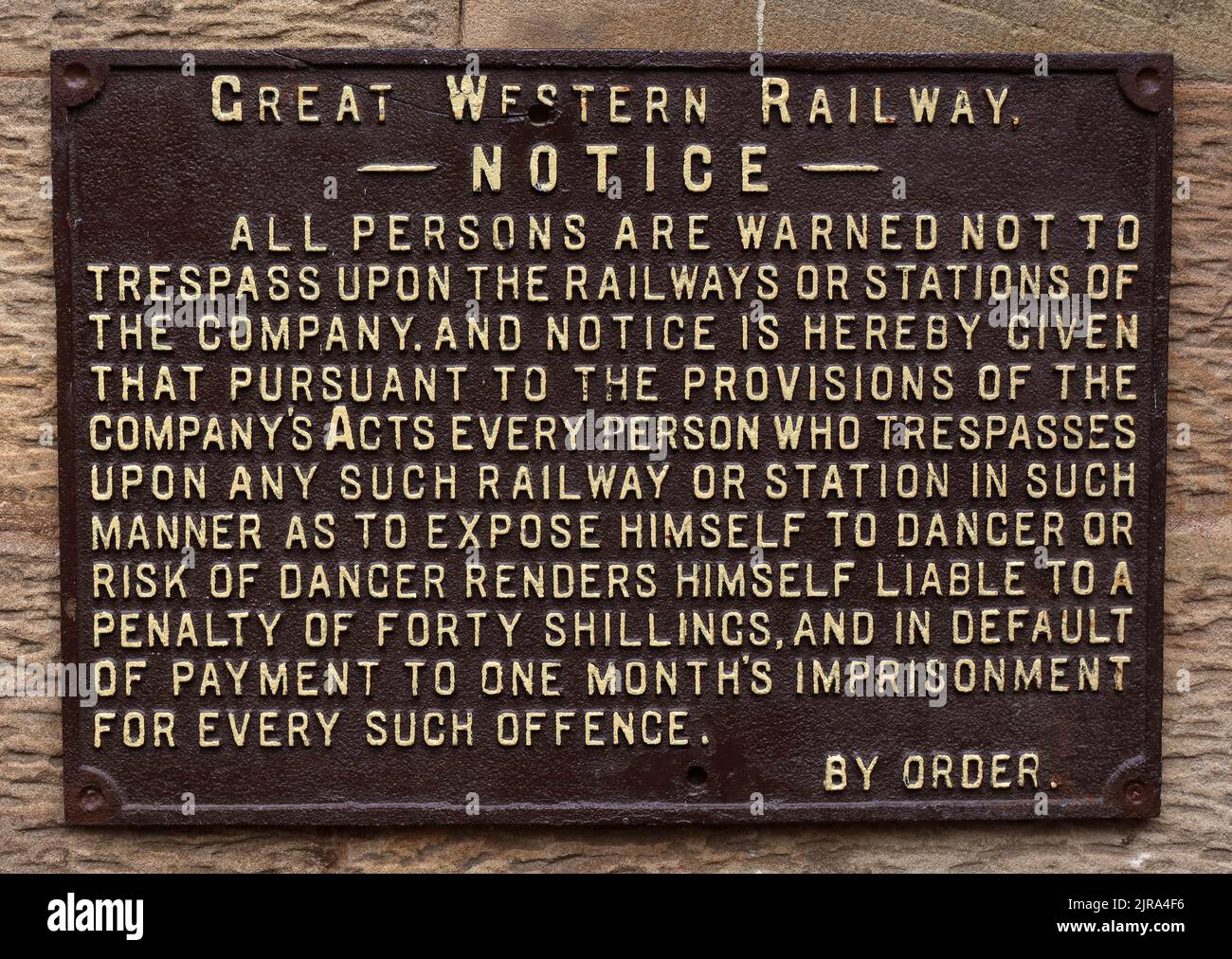 Gusseisen GWR - Great Western Railway Notice - auf Anordnung - kein Betreten der Eisenbahn, Strafe von 40 Schilling Stockfoto