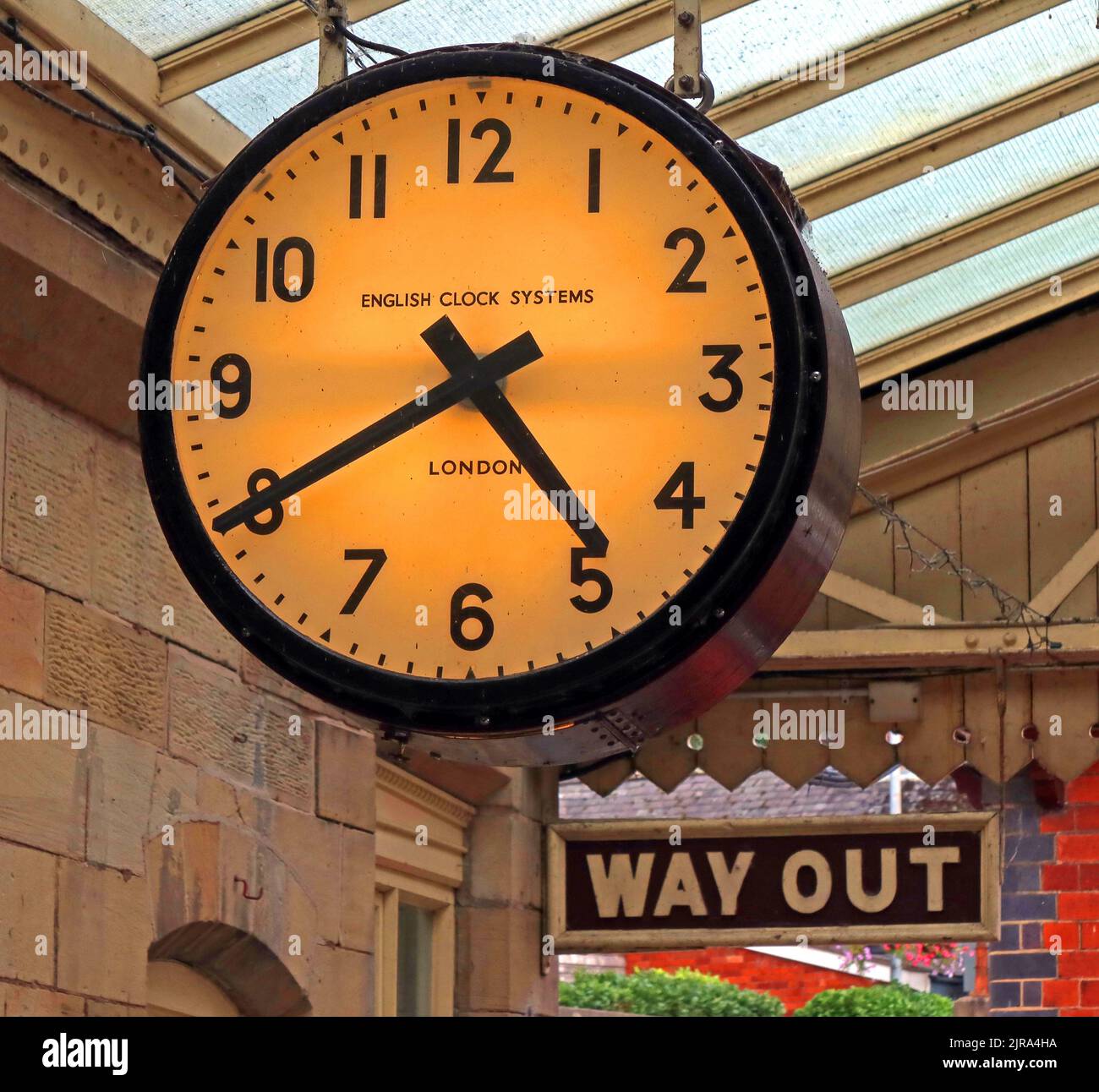 Beleuchtete Stationsuhr Llangollen, englische Uhrensysteme, London, Nordwales, Großbritannien, LL20 8SN Stockfoto