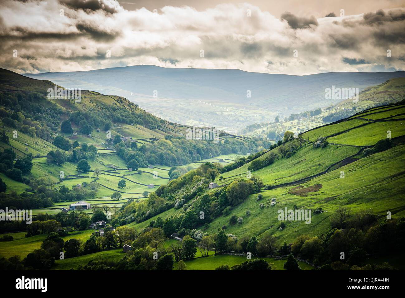 Blick auf die Yorkshire Dales, Gunnerside, Richmondshire, North Yorkshire, Großbritannien. Stockfoto
