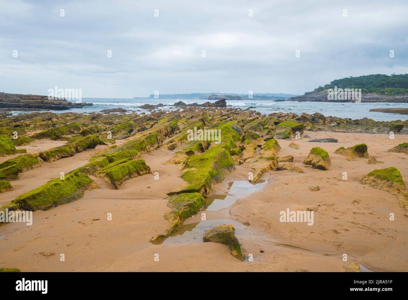 Ebbe. Strand von El Sardinero, Santander, Spanien. Stockfoto