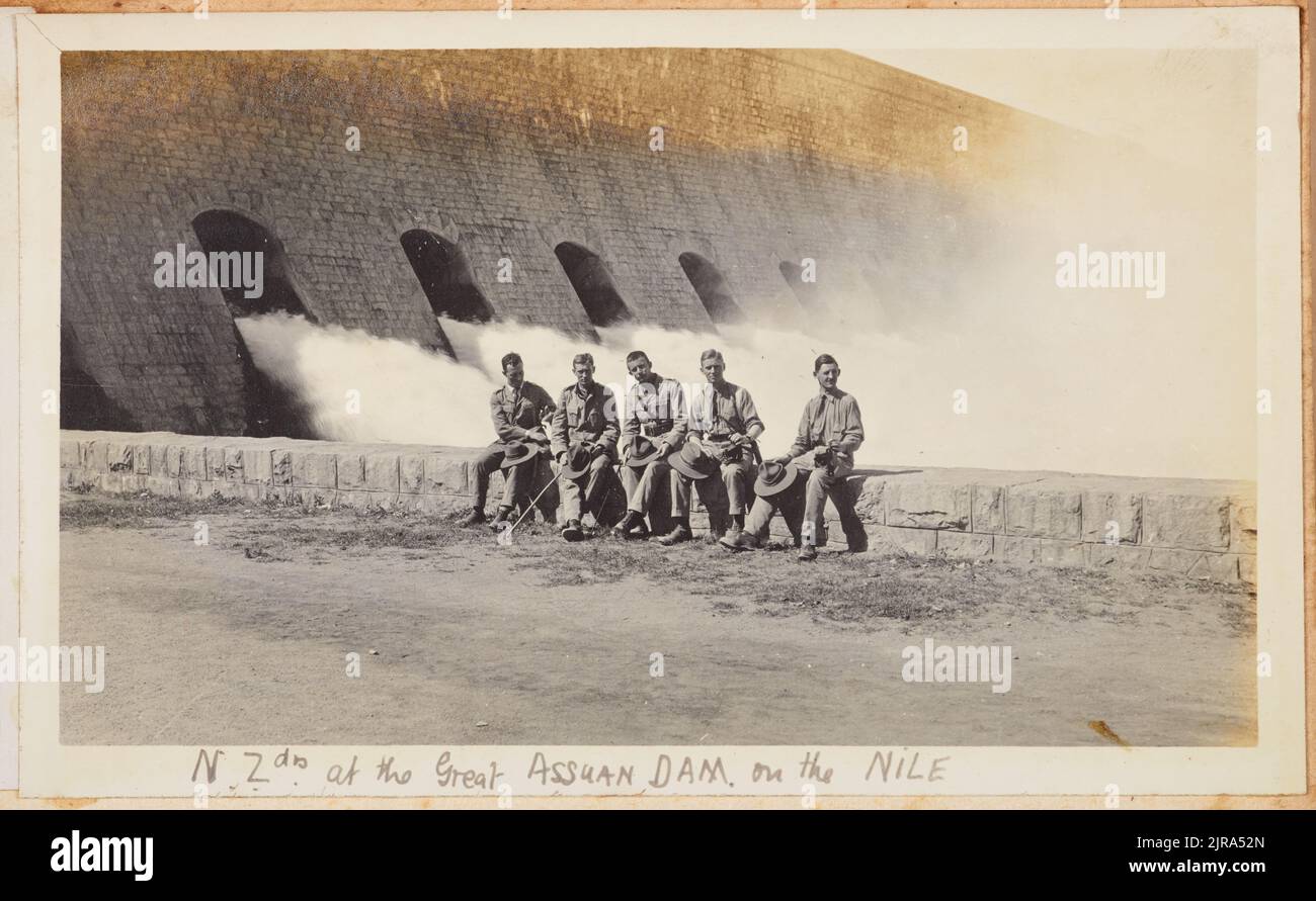 Neuseeländer am großen Assuan-Staudamm am Nil. Aus dem Album: Fotoalbum von Major J.M. Rose, 1. NZEF, 1914-1915, Assuan, von Major John Rose. Stockfoto