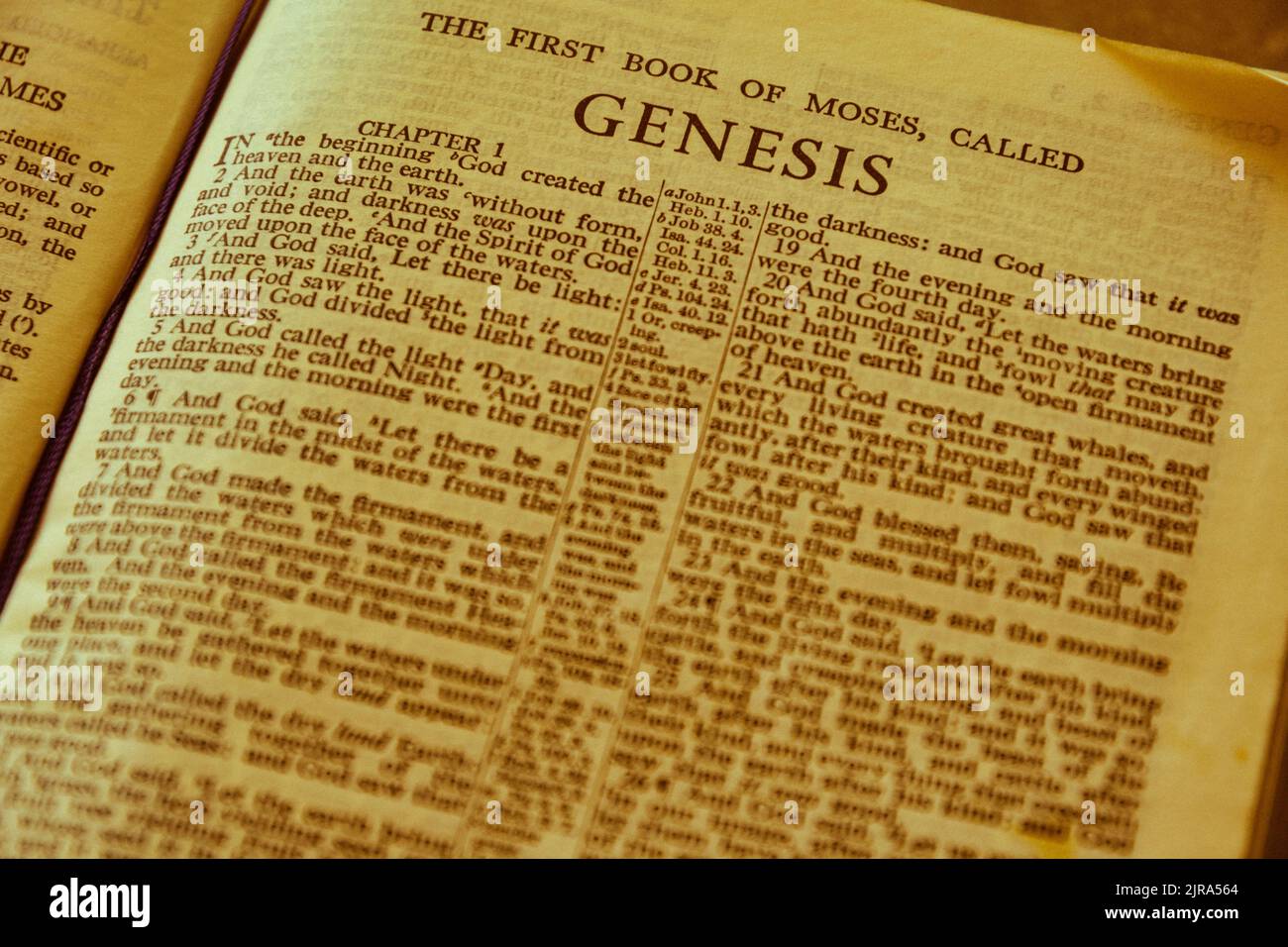 Nahaufnahme der antiken Heiligen Bibel Seite, geringe Schärfentiefe mit Fokus auf Kapitelüberschrift, Genesis Stockfoto