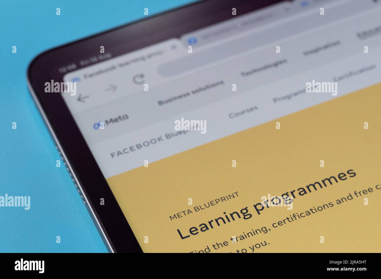 New york, USA - 20. august 2022: Lernprogramm in Meta-Blaupause auf Tablet-Bildschirm Makro-Nahaufnahme in blauem Hintergrund Stockfoto