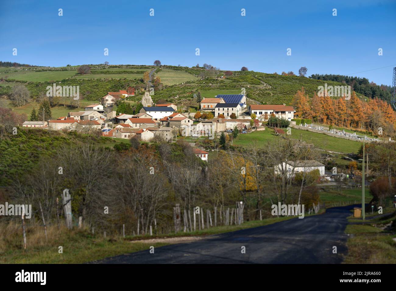 Chanaleilles (Südfrankreich): Gesamtansicht des Dorfes. Häuser und Gebäude mit Photovoltaik-Paneelen auf dem Dach Stockfoto