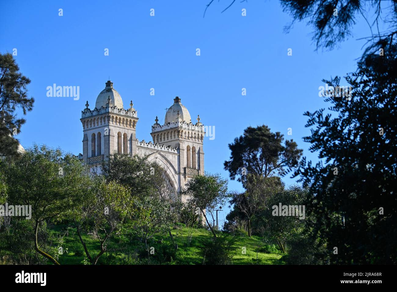Tunesien, Karthago: Kathedrale Saint Louis, erbaut in der romanisch-byzantinischen Architekturtradition auf dem Gipfel des Byrsa-Hügels. Seit 1993 ist die cathedr Stockfoto Tunesien, Karthago: Kathedrale Saint Louis, erbaut in der romanisch-byzantinischen Architekturtradition auf dem Gipfel des Byrsa-Hügels. Seit 1993 ist die cathedr Stockfoto