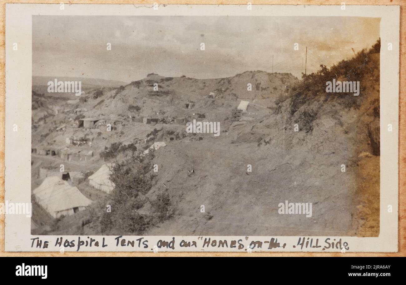 Die Krankenhauszelte und unsere „Häuser“ am Hang. Aus dem Album: Fotoalbum von Major J.M. Rose, 1. NZEF, 1915, Gelibolu Yarimadasi, von Major John Rose. Stockfoto