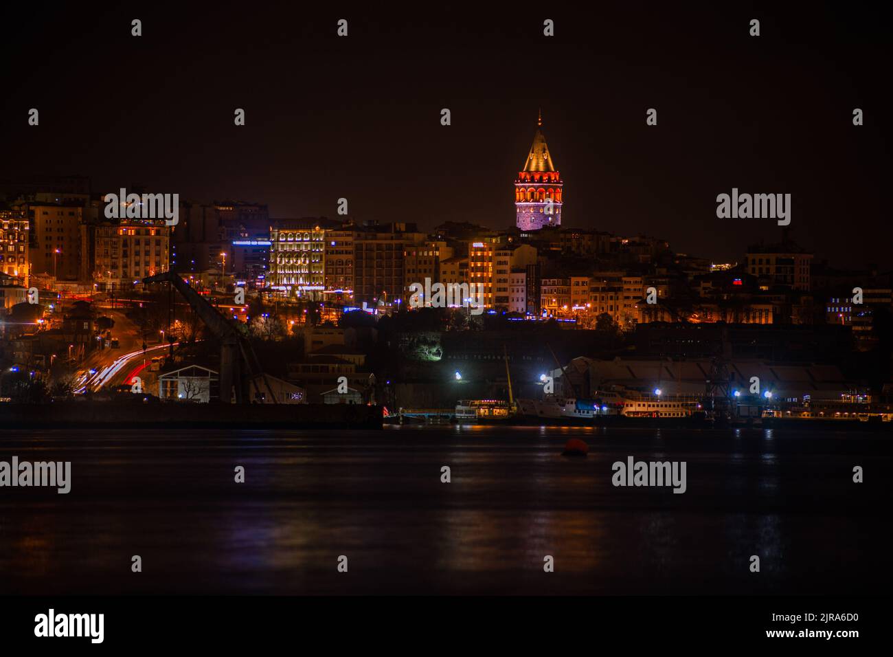 Eine wunderschöne Aufnahme des Galata Turms bei Nacht in Karakoy, Istanbul Stockfoto