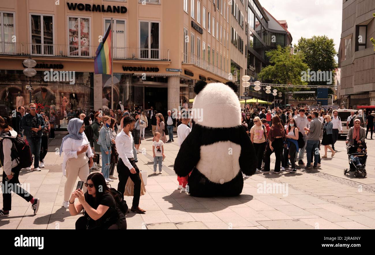 Die Menschenmassen am Marienplatz in München Stockfoto