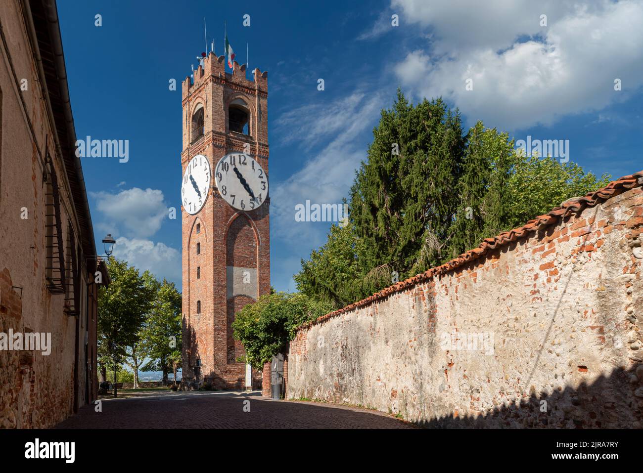 Mondovì, Cuneo, Piemont, Italien - 08. August 2022: Der Civic Tower, genannt 'dei Bressani' oder Uhrenturm, in den Gärten von Belvedere auf blauem bewölktem Himmel Stockfoto