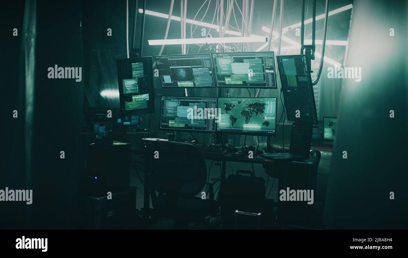 Dunkler Hacker-Zufluchtsort mit Lampen und Tischen und Computerausrüstung mit Programmen für Cyberkriminalität und Cyberangriffe Stockfoto