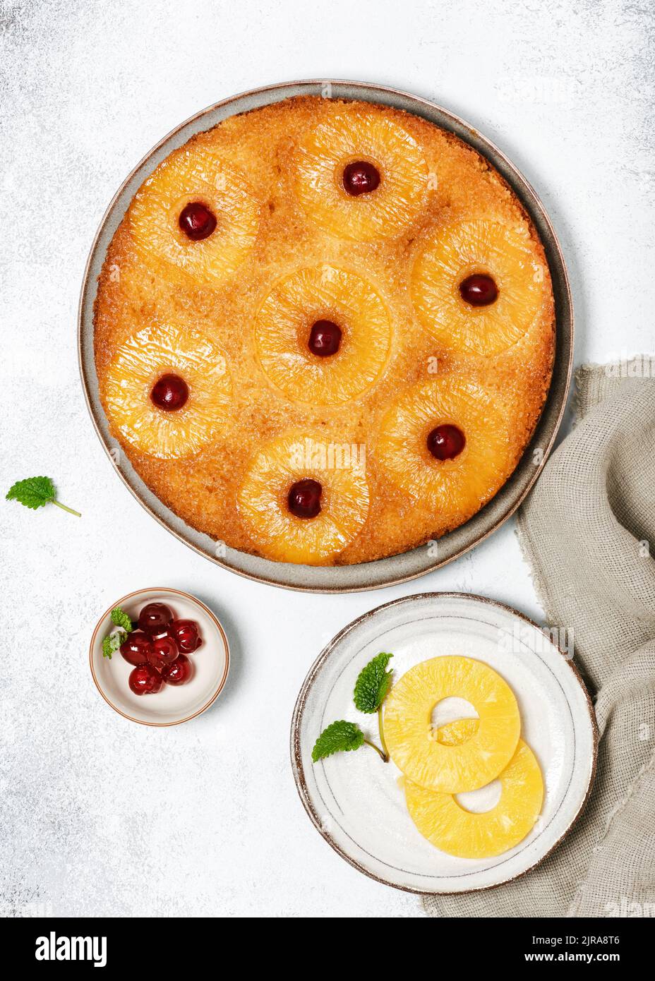 Köstliche Ananas auf dem Kopf Kuchen mit kandierten Kirschen. Hausgemachtes tropisches Dessert im Sommer. Flach liegend. Stockfoto