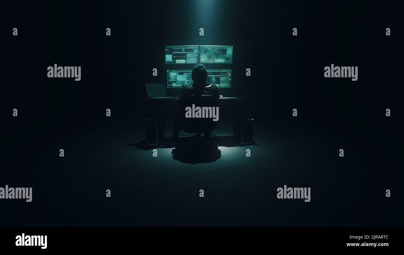 CyberSpy in einer anonymen Maske Eingabe auf der Tastatur und Angriff auf Systemdaten auf einem Computer in der Dunkelheit während eines Cyberkriminalität in der Nacht Stockfoto