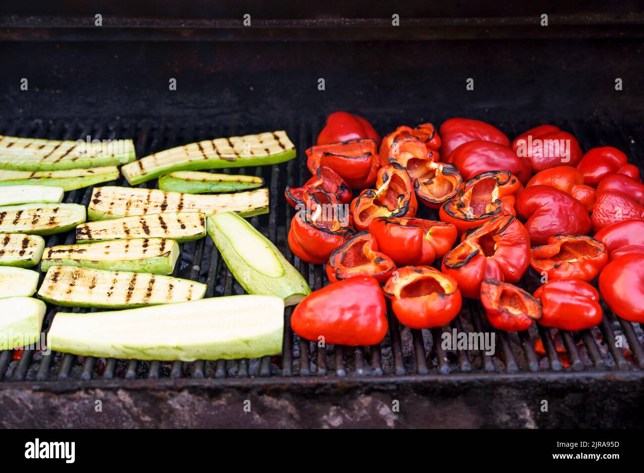 Gegrilltes Grillgemüse. Sommerliche Gemüsepaprika und Zucchini werden geröstet und für ein Picknick im Freien gekocht. Vegane Lebensmittel, glutenfrei, gesunde Ernährung und Lifestyle-Konzept. Hochwertige Fotos Stockfoto