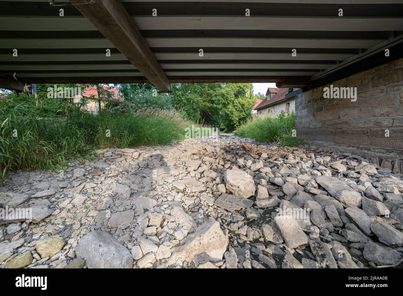Dürre sorgt für trockene Flüsse im Weimarer Land Stockfoto