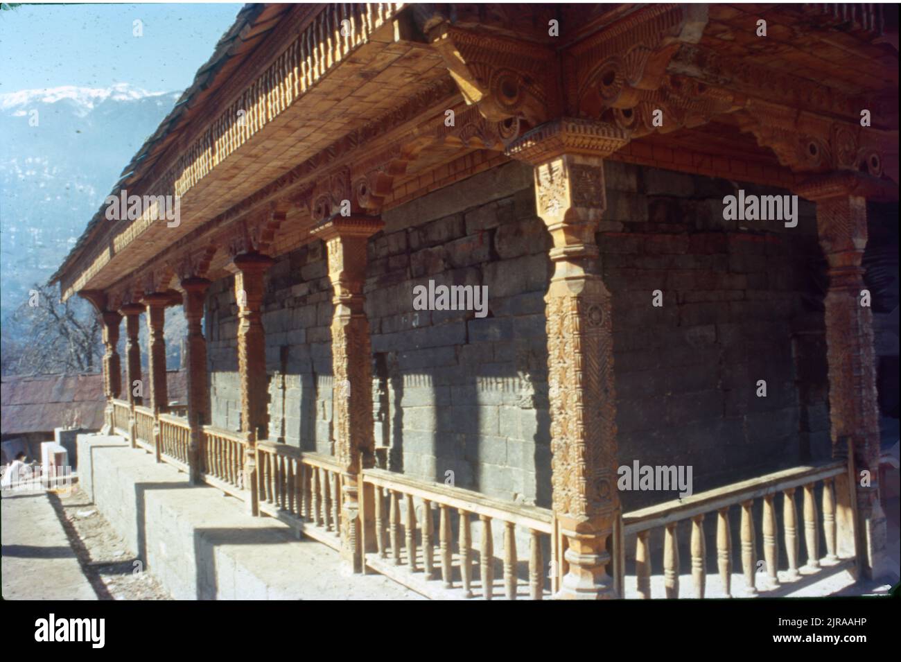 Korridor des Gayatri-Tempels, Manali, Himachal Pradesh, Indien Stockfoto