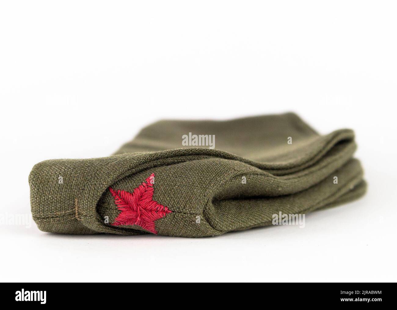 Militärische Obergrenze. Seitenkappe der jugoslawischen Armee mit rotem Stern aus der Zeit des Kommunismus und der Weltkriegszeit. Stockfoto