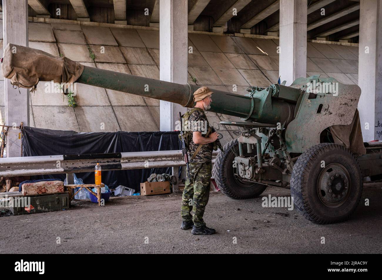 Ein ukrainischer Soldat des Artilleriebataillons sah auf weitere Befehle warten, um mit einer Artillerie von 152mm auf die russischen Truppen in der Nähe der Frontseile in einer unbekannten Position im Gebiet Mykolaiv, Ukraine, zu schießen. Ukrainische Beamte haben die Befangenheit geltend gemacht, um ihr Territorium zurückzugewinnen, und eine Gegenoffensive im Süden, einschließlich des Gebiets Mykolaiv, durchgeführt, um die russischen Streitkräfte im Gebiet Cherson anzugreifen. Die Oblast Mykolaiv, mit der strategischen Stadt Ukraine auf der Südseite mit Zugang zum Schwarzen Meer und ist eines der wichtigsten Schiffbauzentren, hatte früher 47 Einwohner Stockfoto