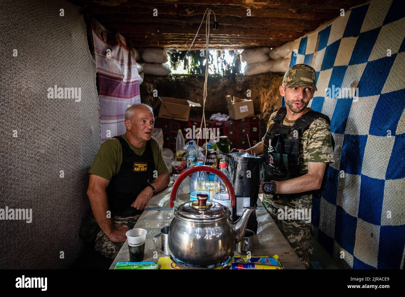 Die ukrainischen Soldaten Michael (R) aus Dnipro und Sergij sahen in den Schützengräben Kaffee an einer unbekannten Stelle im Gebiet Mykolaiv, Ukraine. Ukrainische Beamte haben die Befangenheit geltend gemacht, um ihr Territorium zurückzugewinnen, und eine Gegenoffensive im Süden, einschließlich des Gebiets Mykolaiv, durchgeführt, um die russischen Streitkräfte im Gebiet Cherson anzugreifen. Die Oblast Mykolaiv, mit der strategischen Stadt Ukraine auf der Südseite mit Zugang zum Schwarzen Meer und ist eines der wichtigsten Schiffbauzentren, hatte früher 476.101 Einwohner (2021 Einwohner), wurde aber stark belagert und bombardiert Stockfoto