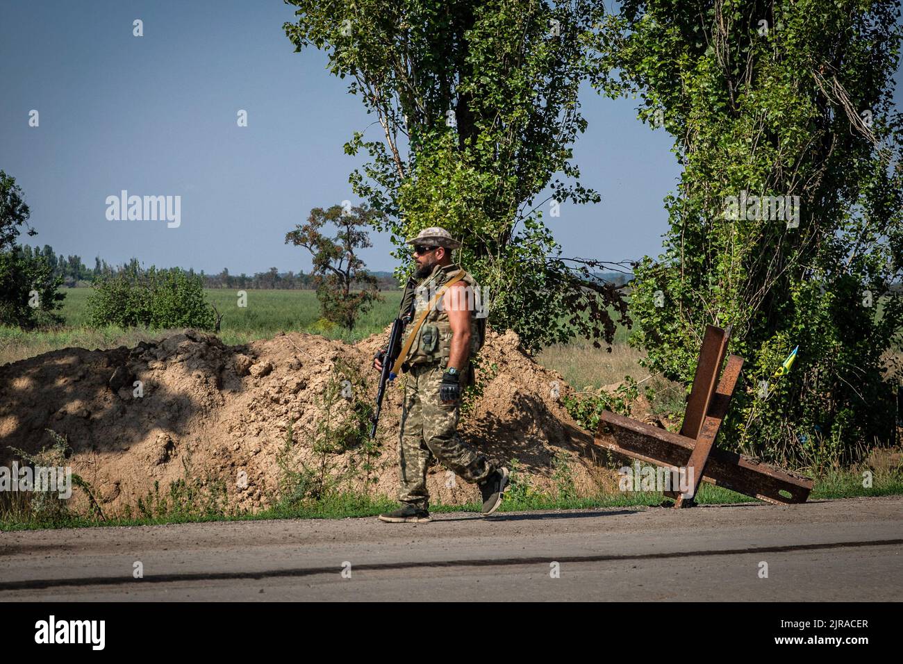 Ein ukrainischer Soldat sah Patrouillen auf einer nicht offengelegten Frontposition im Gebiet Mykolaiv in der Ukraine. Ukrainische Beamte haben die Befangenheit geltend gemacht, um ihr Territorium zurückzugewinnen, und eine Gegenoffensive im Süden, einschließlich des Gebiets Mykolaiv, durchgeführt, um die russischen Streitkräfte im Gebiet Cherson anzugreifen. Die Oblast Mykolaiv, mit der strategischen Stadt Ukraine auf der Südseite mit Zugang zum Schwarzen Meer und ist eines der wichtigsten Schiffbauzentren, hatte früher 476.101 Einwohner (2021 Einwohner), wurde aber nach der umfassenden Invasion von Russland schwer belagert und bombardiert, Stockfoto