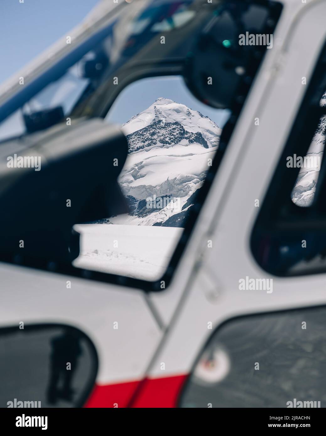 Eine vertikale Aufnahme eines Berges, der durch das Hubschrauberfenster gesehen wird Stockfoto