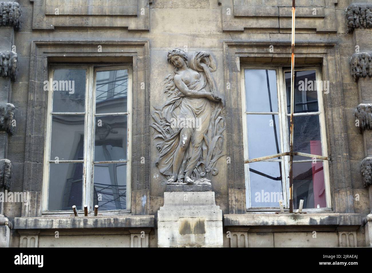 Fontaine de la Croix du Trahoir (1775) an der Ecke Rue Saint-Honoré und Rue de l’Arbre-sec - Paris Stockfoto